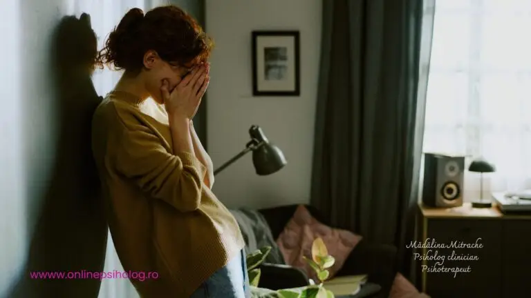 Femeie stând pe canapea seara, reflectând la lipsa timpului și nevoia de psihoterapie.