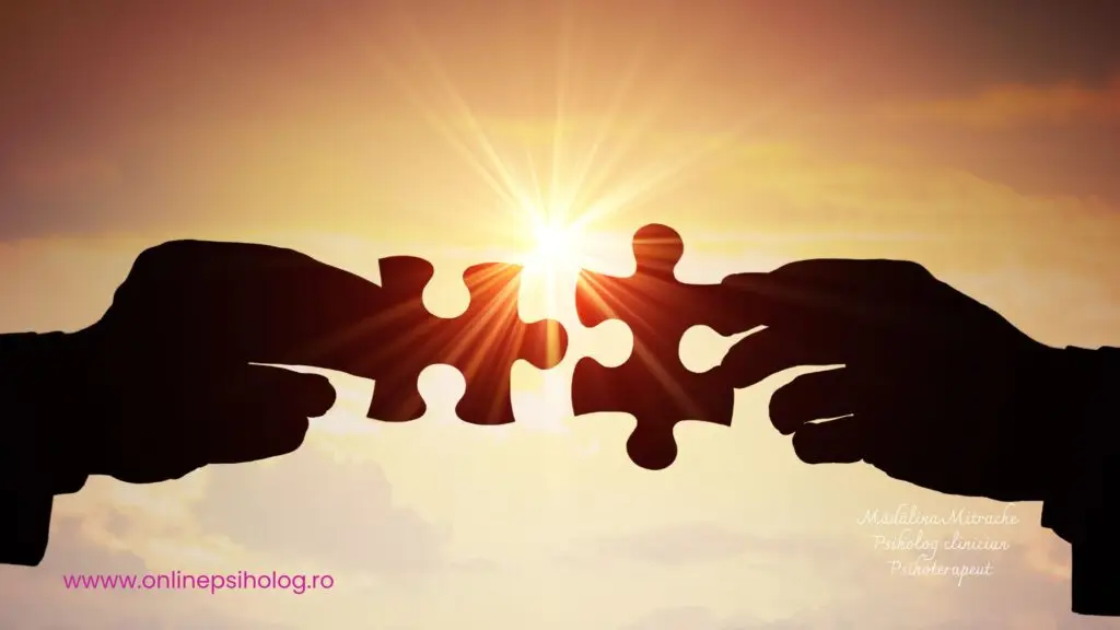 Femeie privindu-se în oglindă cu o expresie de căutare, simbolizând pierderea identității în cuplu și dorința de regăsire a sinelui.