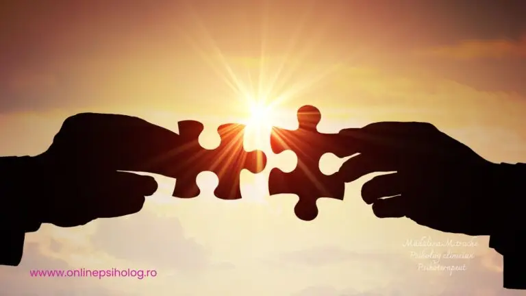 Femeie privindu-se în oglindă cu o expresie de căutare, simbolizând pierderea identității în cuplu și dorința de regăsire a sinelui.