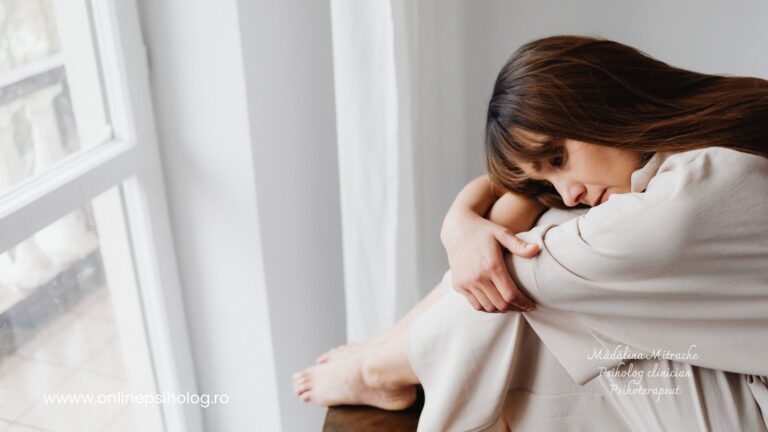 Persoană adultă într-un moment de reflecție, ilustrând starea de gol interior și căutarea sensului personal