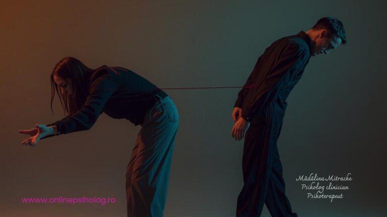 Cuplu reprezentând dinamica dintre stilul de atașament anxios și cel evitant, unul caută apropiere, celălalt se distanțează.