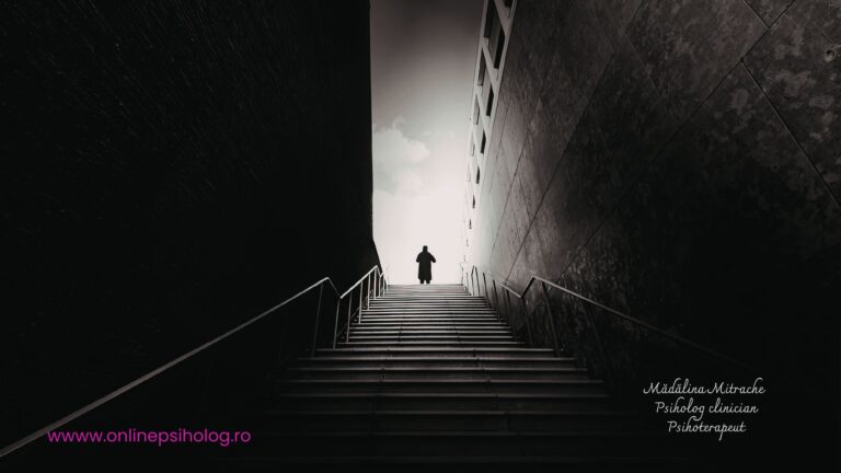 Persoană suferind de depresie după despărțire, stând singură in drum.