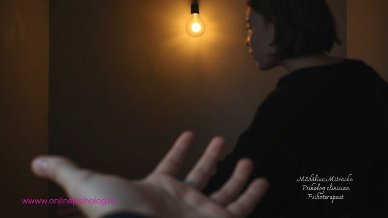 O mână întinsă către o persoană distantă, simbolizând atracția față de parteneri indisponibili emoțional.