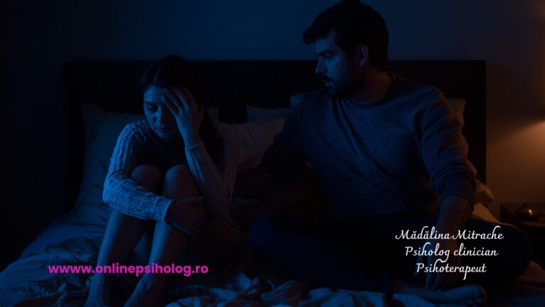 Doi parteneri stând în semaîntuneric, unul oferind o prezență calmă și sprijin fizic blând celuilalt, simbolizând coreglarea emoțională în fața anxietății.